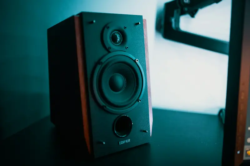 Altavoz de estantería sobre una mesa