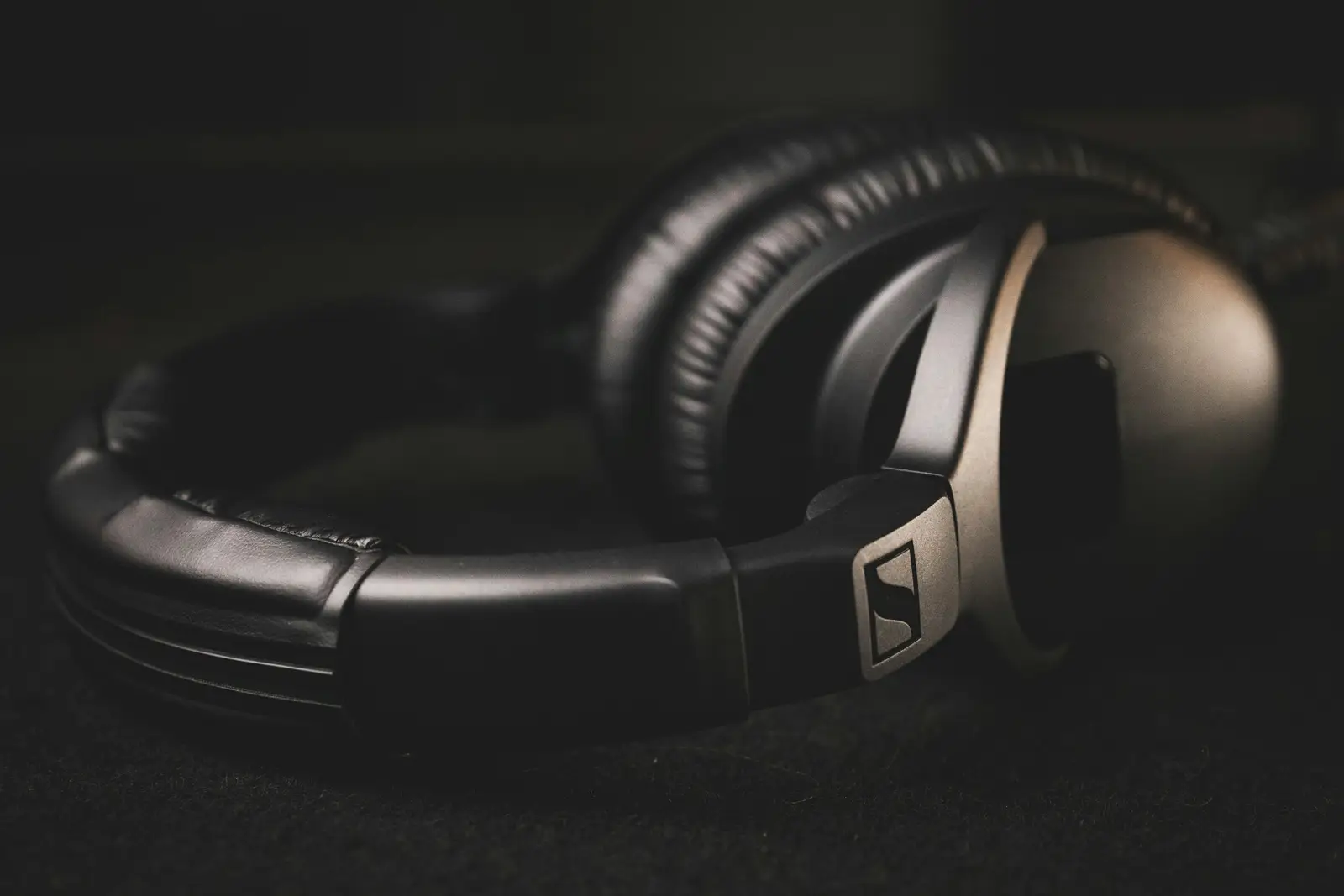 Auriculares de estudio sobre fondo oscuro