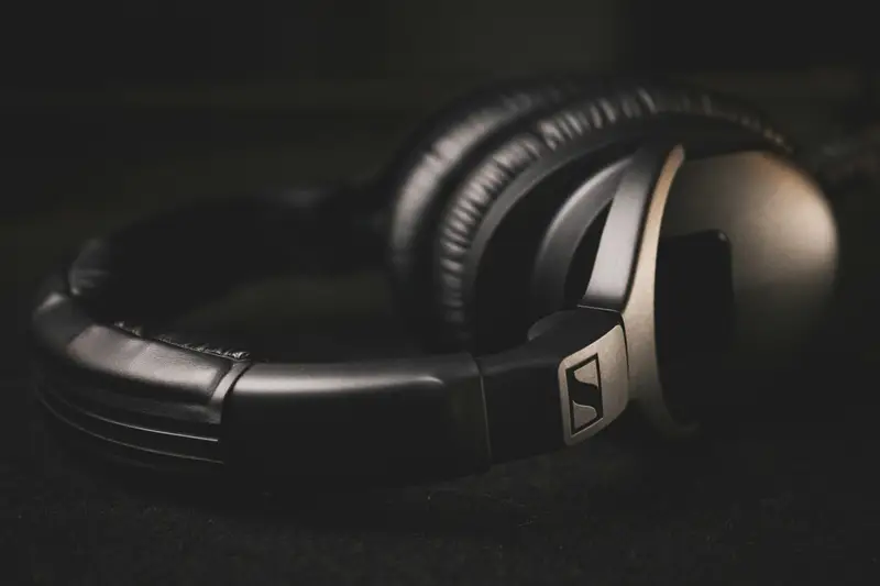 Auriculares de estudio sobre fondo oscuro