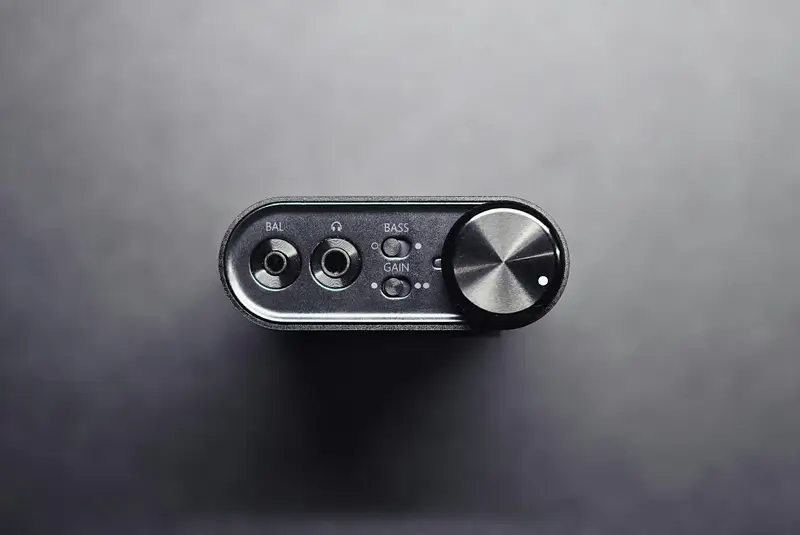 Interfaz de audio compacta con rueda de volumen