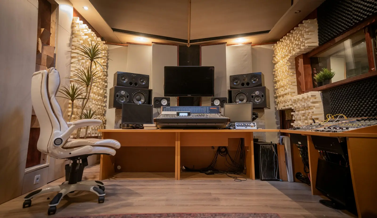 Estudio de producción con monitores de campo cercano y tratamiento acústico